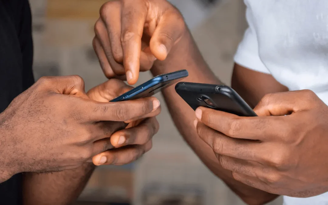 Où se trouve le presse-papier sur un téléphone portable ?