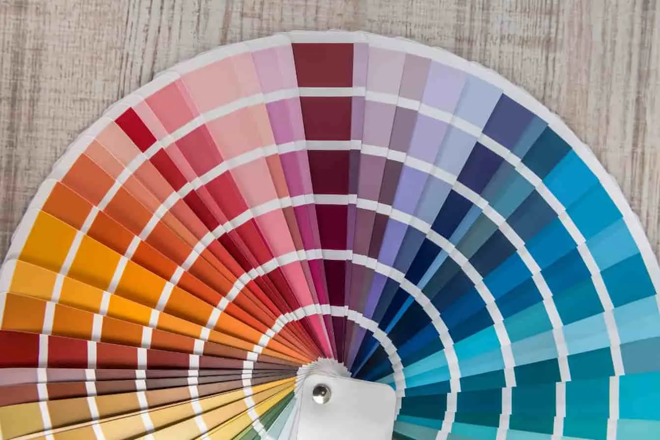 Palette de couleurs en éventail, présentant une gamme de teintes chaudes et froides pour design, peinture ou impression.