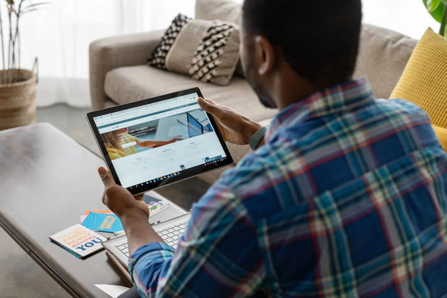 Personal branding sur Linkedin Une personne consulte LinkedIn Sales Navigator sur tablette, illustrant l’importance du personal branding et du réseautage professionnel en ligne