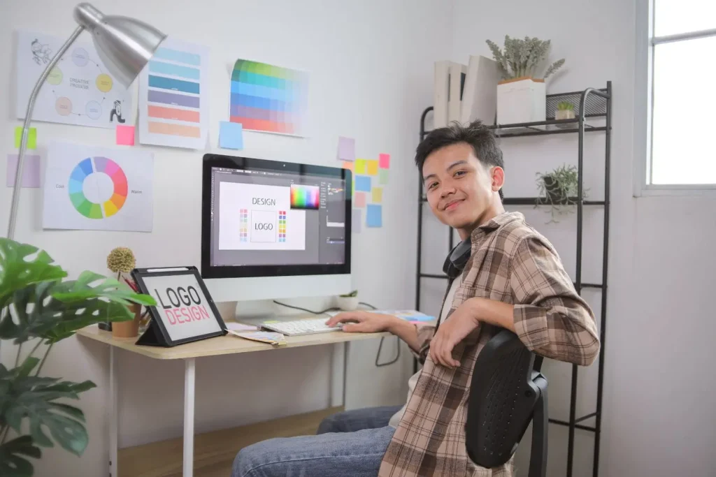 Scène de bureau inspirante, un professionnel conçoit un logo, reflet du branding personnel et de la visibilité sur LinkedIn