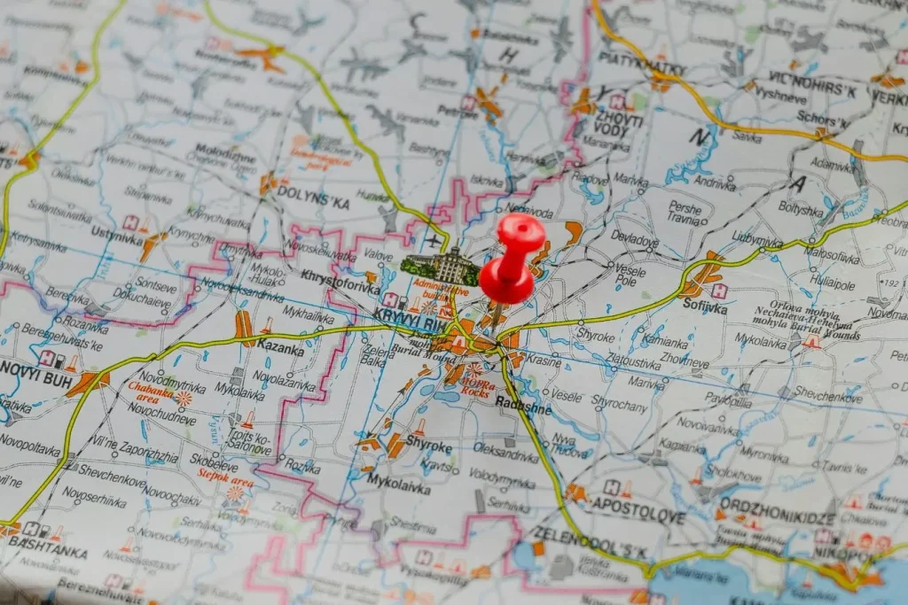 Carte détaillée avec épingle rouge sur ville, image de la visualisation du parcours client et du Customer Journey Mapping.