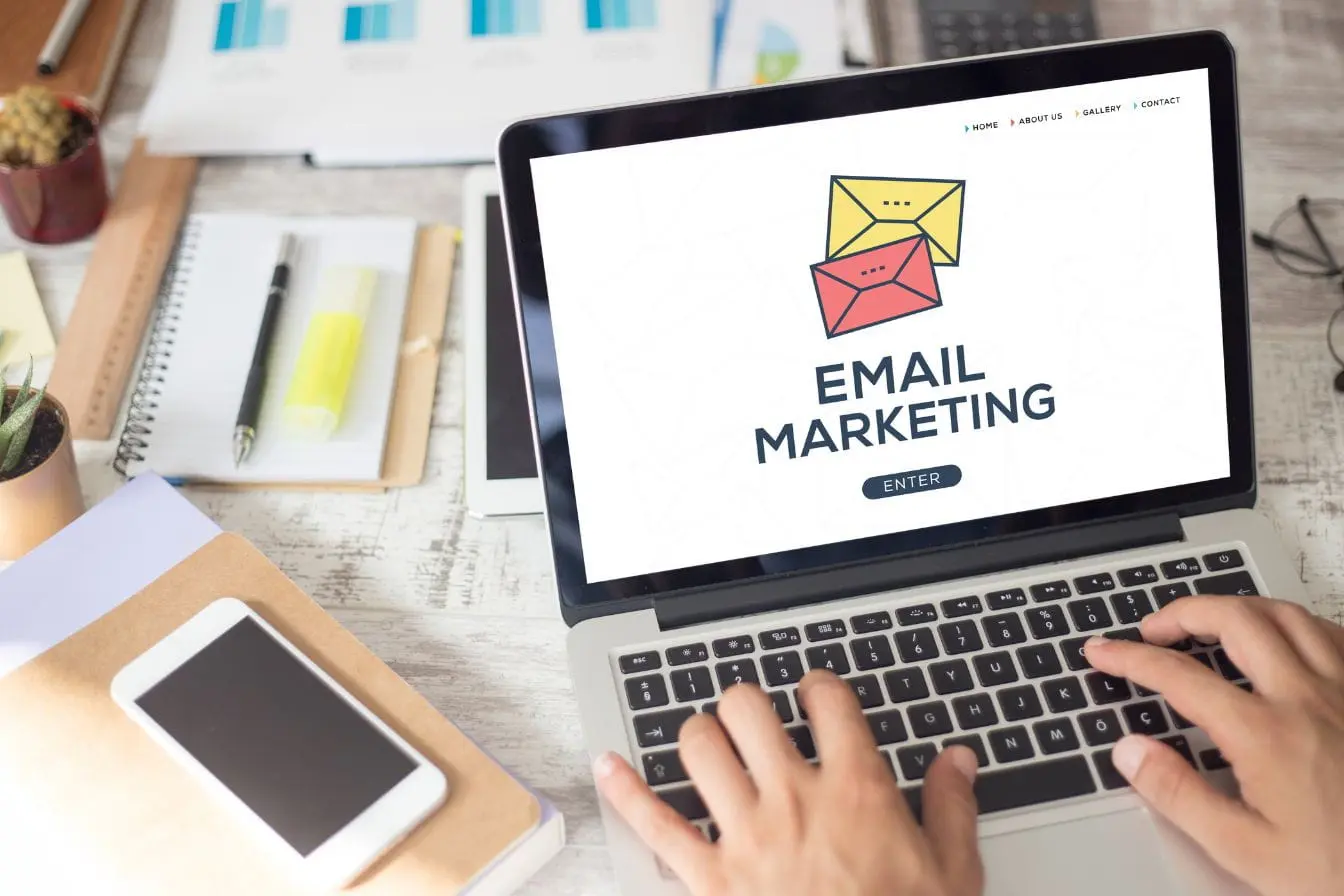 Ordinateur portable affichant une page Email Marketing, image illustrant la stratégie digitale pour engager les clients et optimiser les campagnes