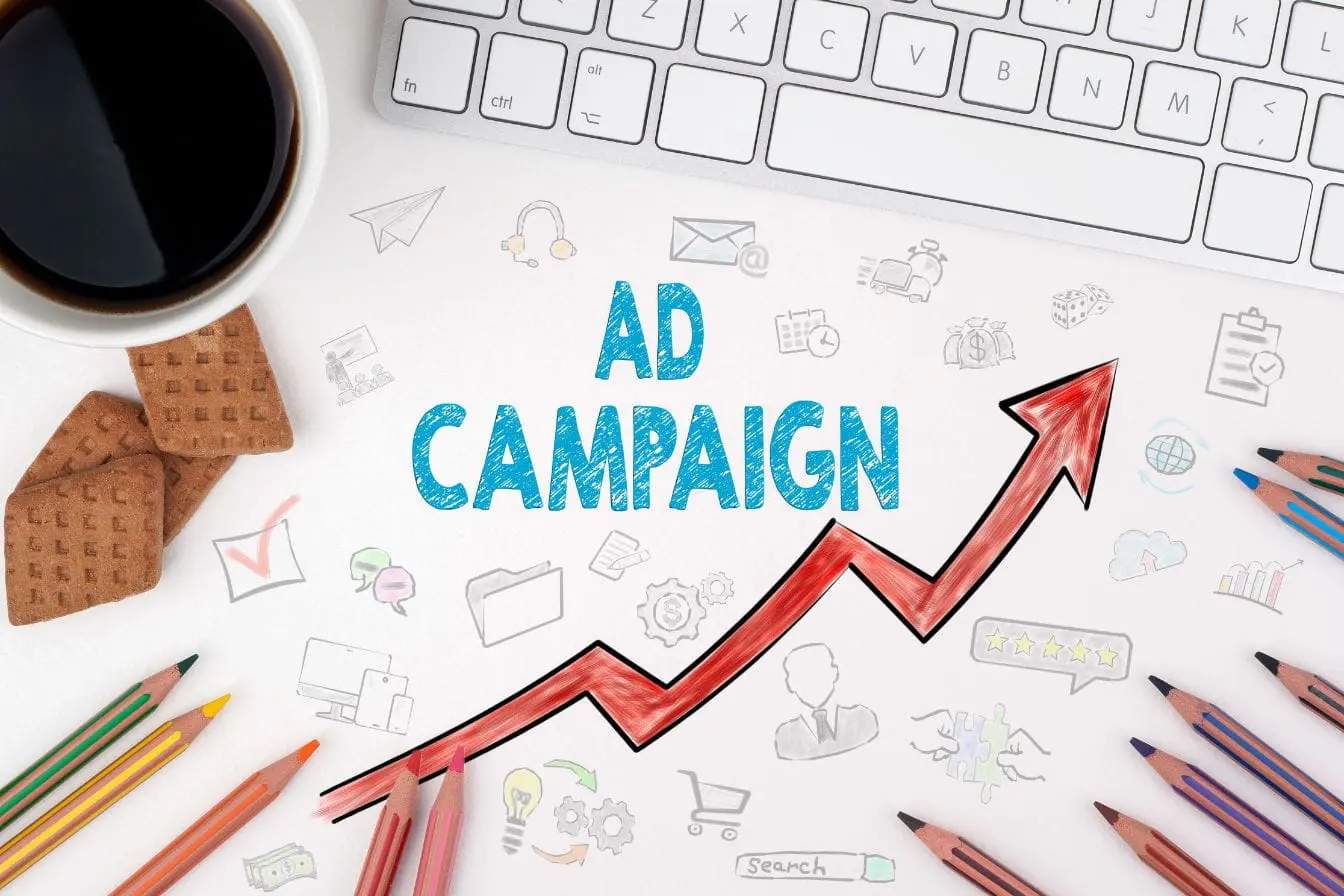 Illustration avec texte ad campaign entouré d’icônes marketing et flèche ascendante représentant la croissance obtenue grâce à Google Ads.