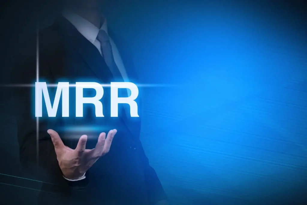 Main en costume tenant MRR lumineux, image illustrant la distinction entre revenus mensuels MRR et revenus annuels ARR dans le modèle SaaS.