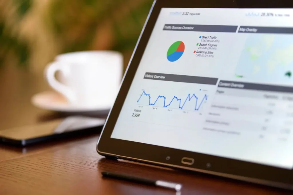 Tablette affichant tableau de bord analytique avec graphiques et cartes, image illustrant la mesure du ROI d’une campagne marketing via sources de trafic