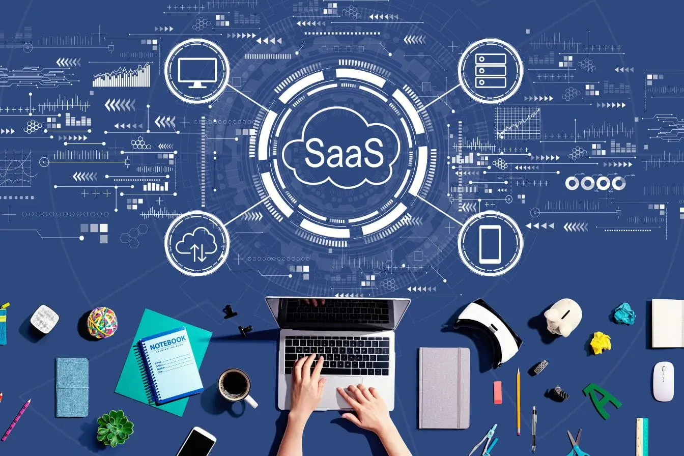 Illustration SaaS avec cloud et icônes connectés, image évoquant la distinction entre MRR mensuel et ARR annuel dans la croissance des revenus SaaS.