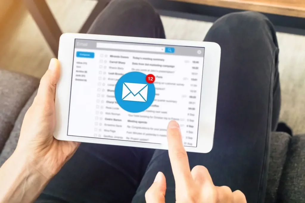Tablette affichant une boîte mail avec notifications, image illustrant la gestion d’Email Marketing et l’importance des campagnes digitales ciblées