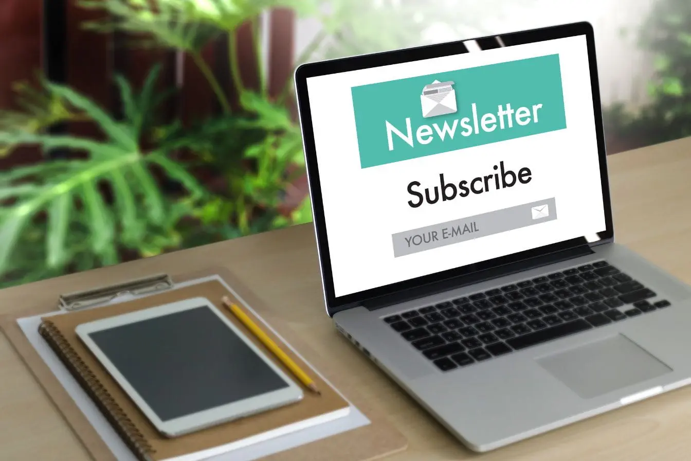 Ordinateur portable affichant une page d’abonnement à une newsletter, image illustrant la création d’un outil marketing conçu pour convertir efficacement