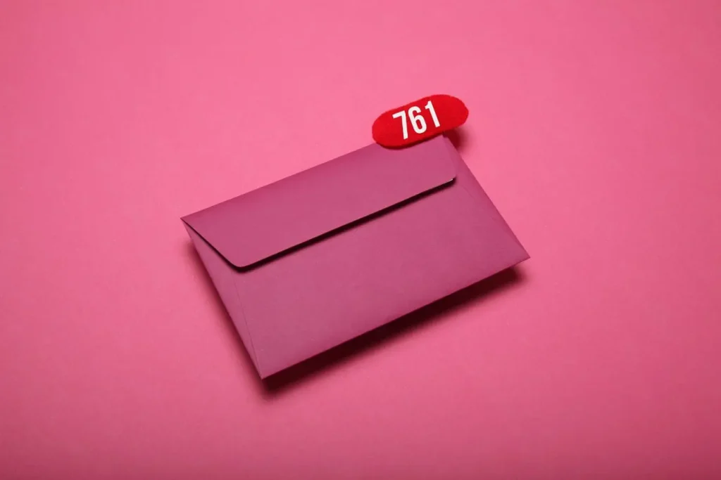 Enveloppe violette sur fond rose avec badge rouge affichant 761, image métaphorique de l’impact d’une newsletter qui attire et convertit les abonnés.