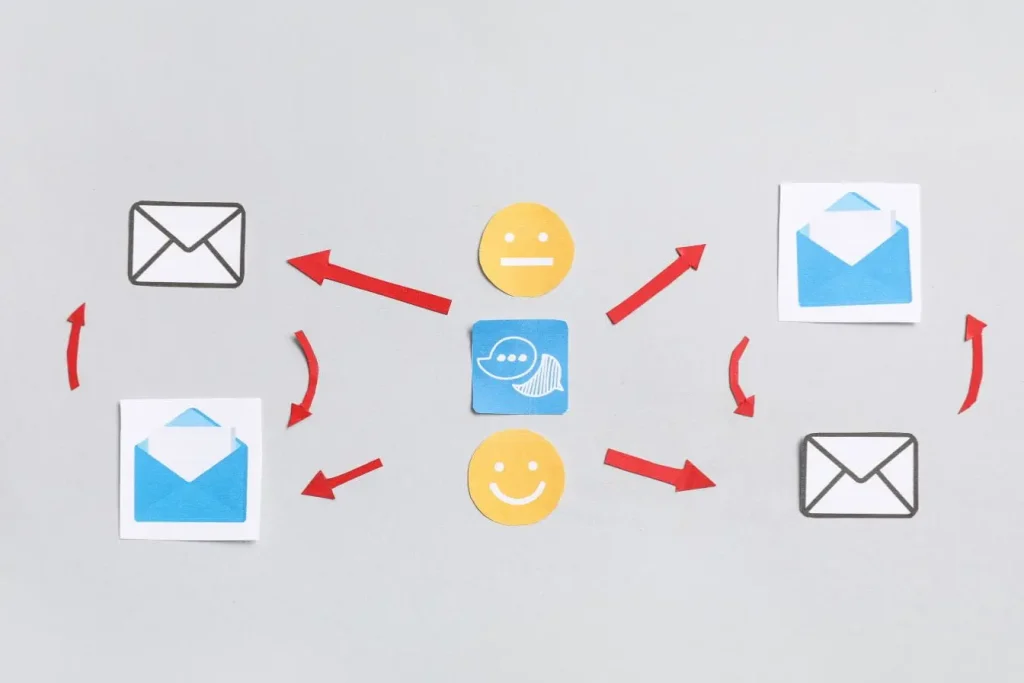Illustration conceptuelle de flux de messages avec icônes et flèches, image représentant la stratégie d’Email Marketing et l’interaction avec les utilisateurs