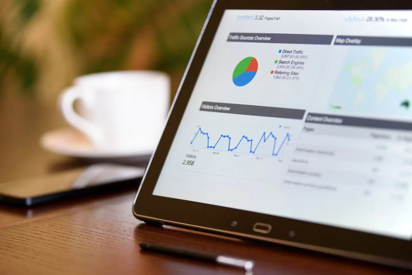 Tablette affichant tableau de bord CRM avec graphiques trafic sources visiteurs et contenu, illustrant gestion relation client et analyse marketing