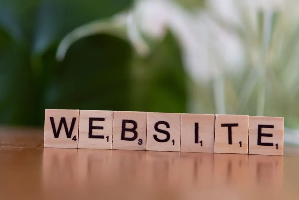 Lettres de Scrabble formant le mot website illustrant idée de test A/B pour comparer deux versions et optimiser performance d’un site web