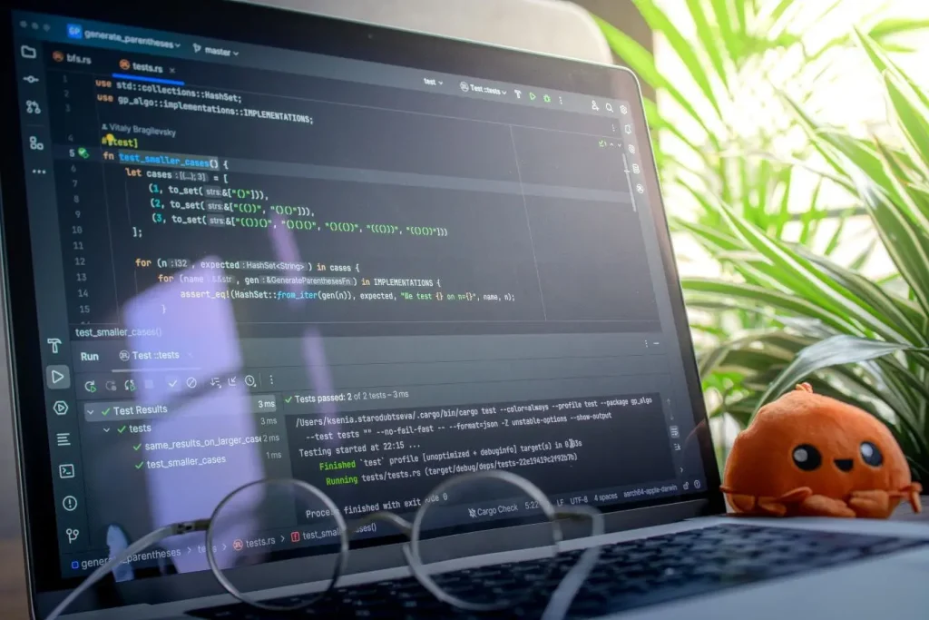 Ordinateur portable affichant un projet Rust avec tests réussis, image évoquant l’architecture microservices où chaque module est validé indépendamment.