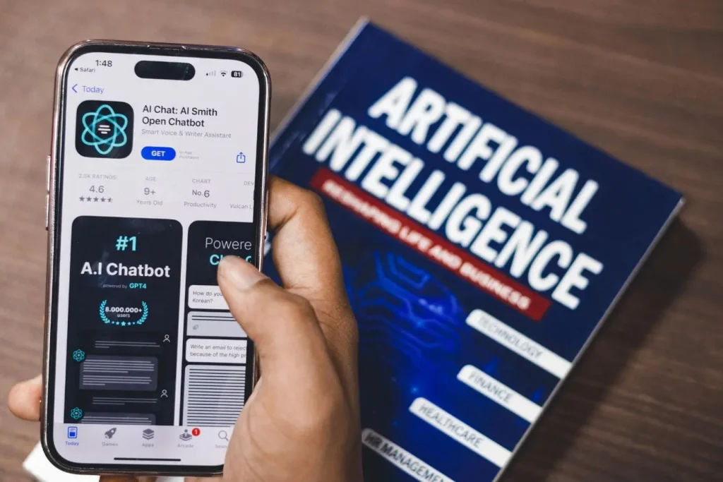 Main tenant un smartphone affichant une appli IA, illustrant l’usage de l’IA générative pour renforcer une stratégie marketing moderne et performante.