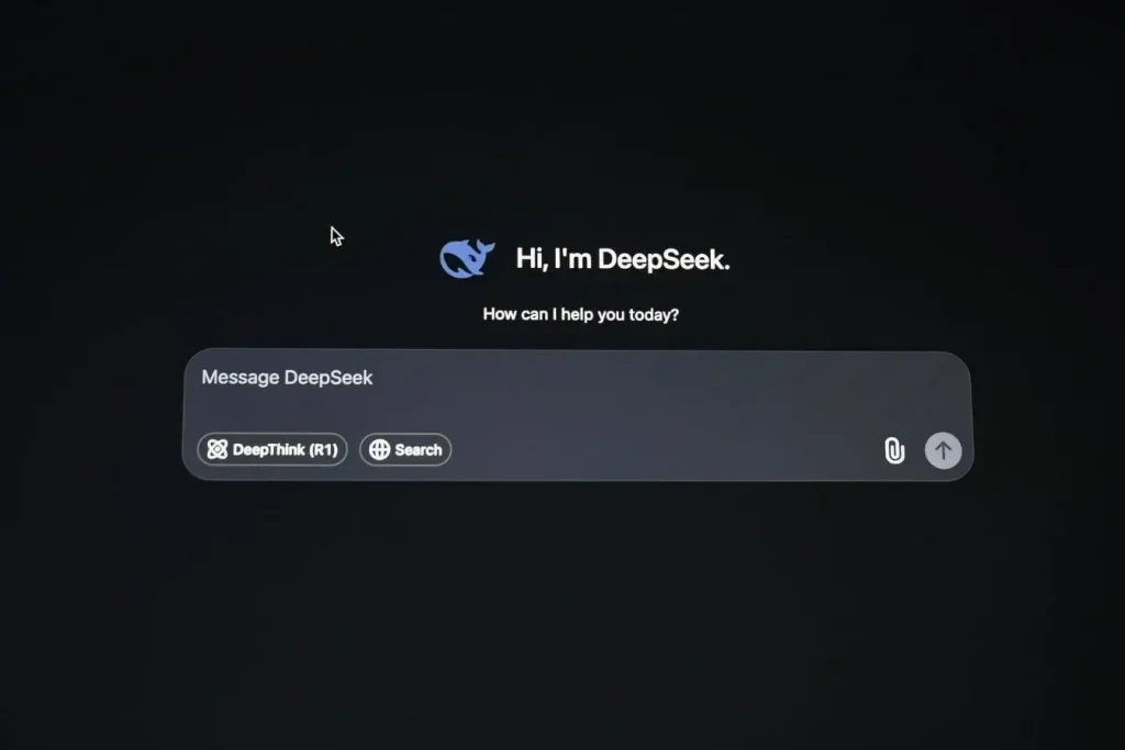Écran sombre affichant l’interface DeepSeek, illustrant l’usage d’une IA générative pour renforcer une stratégie marketing moderne et innovante.