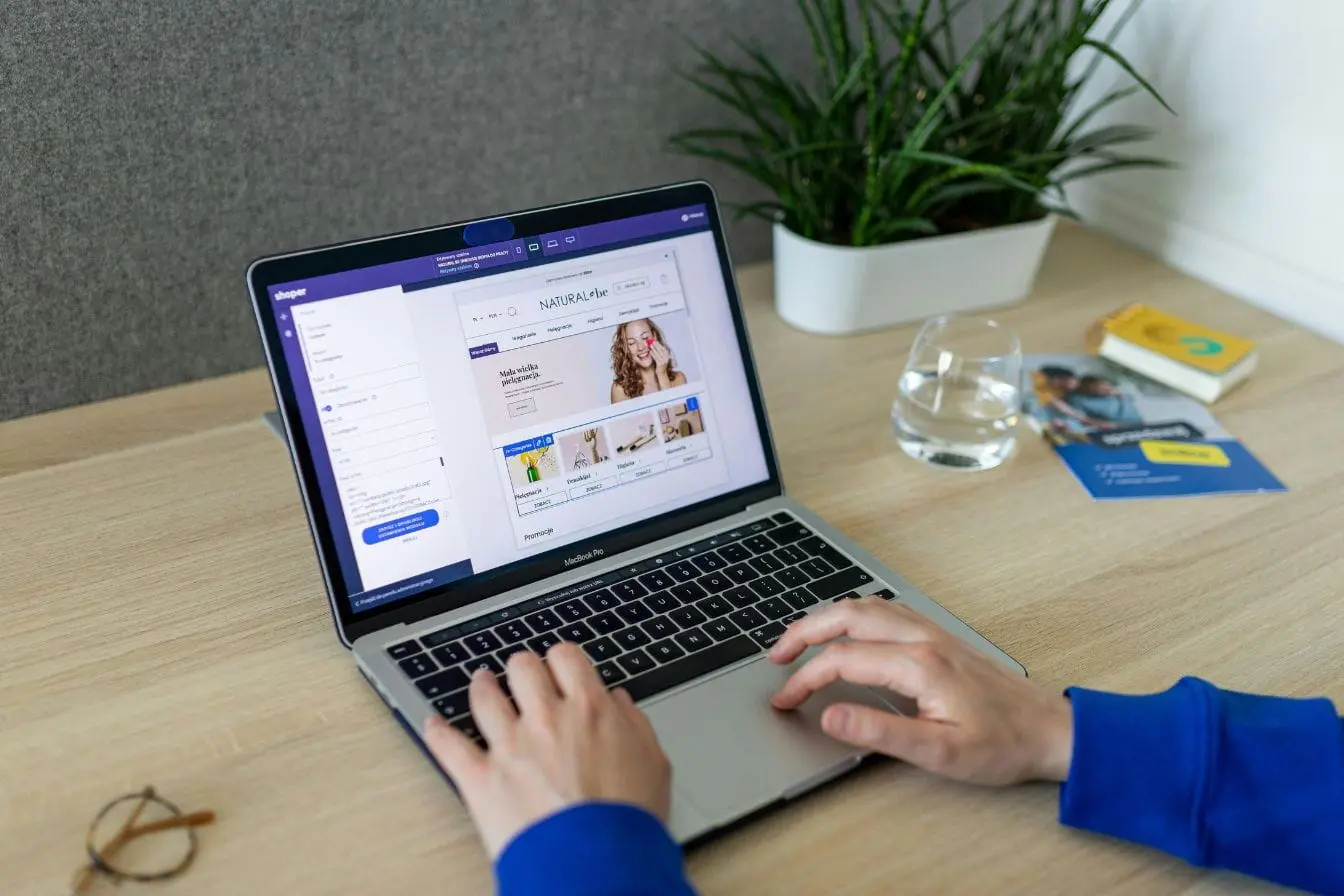 lancer une newsletter payante Personne travaillant sur ordinateur portable, image illustrant la création d’un site pour lancer une newsletter payante et fidéliser ses abonnés.