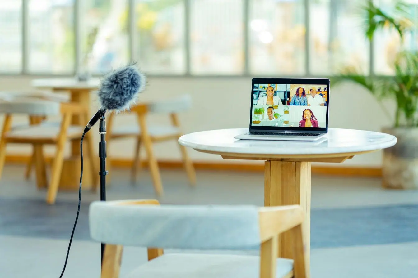 Ordinateur portable affichant visioconférence avec participants, image illustrant l’organisation d’un webinaire et la communication interactive en ligne.
