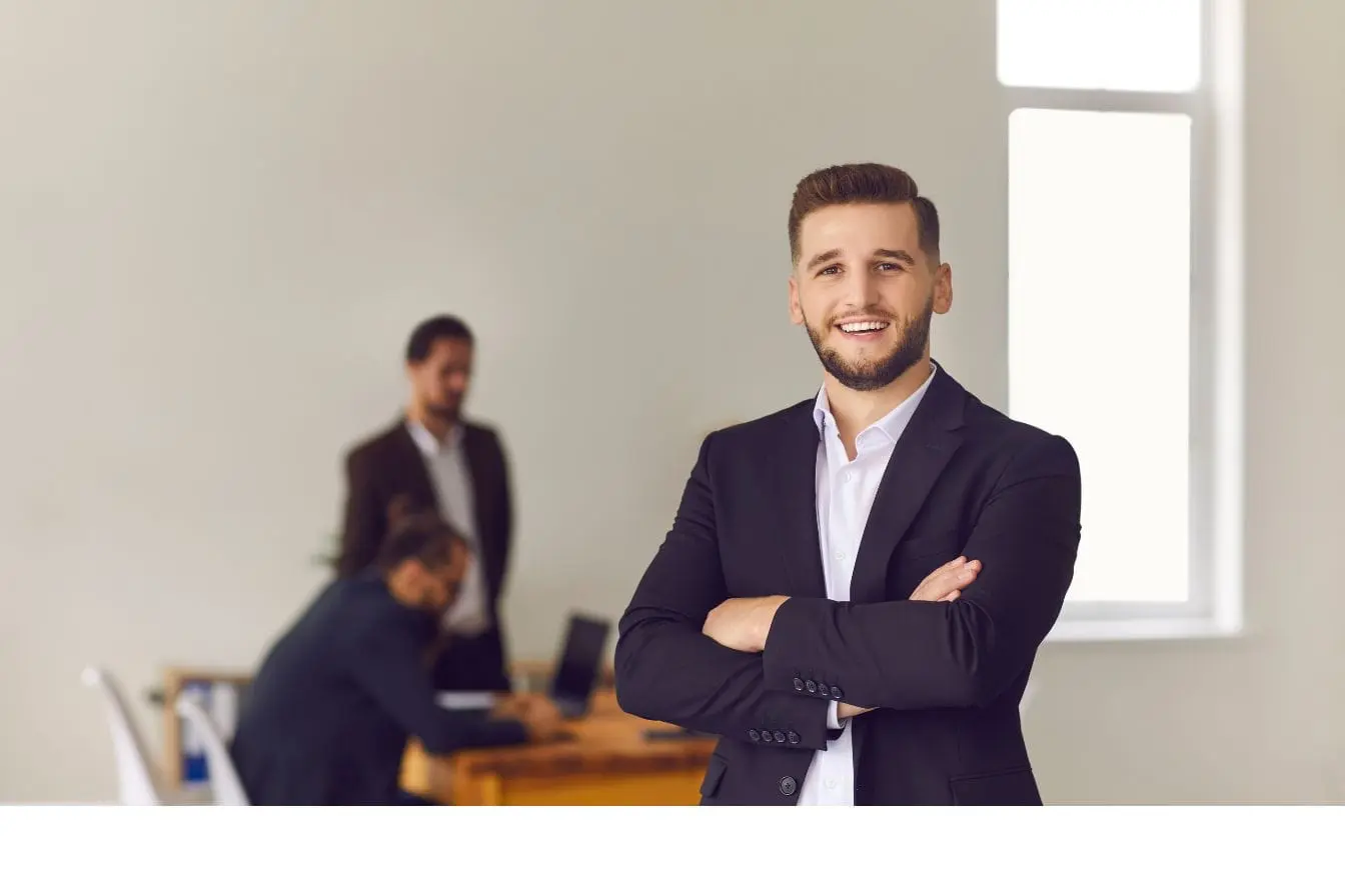 Customer Success Manager Personne en costume sombre reflétant la posture de confiance et de leadership d’un Customer Success Manager.