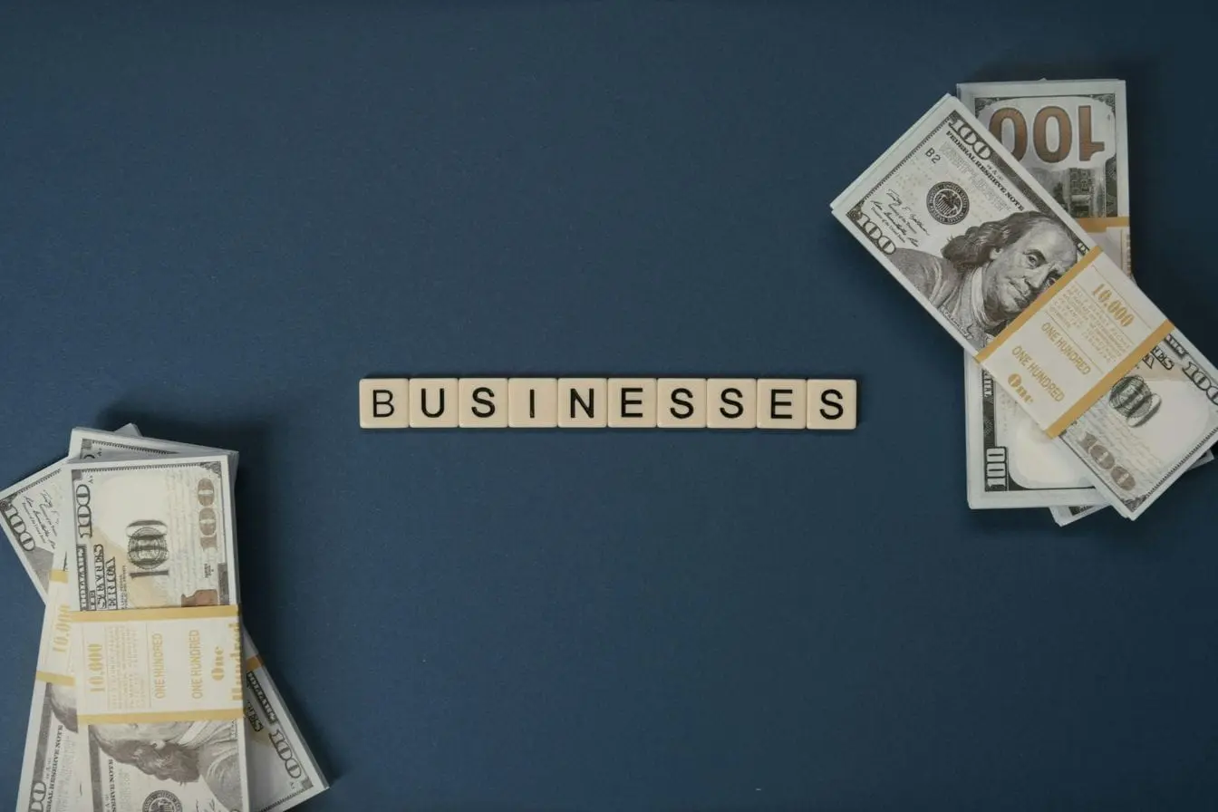 Piles de billets Piles de billets entourant mot businesses en lettres, image illustrant la différence entre Business Angel et Venture Capital dans financement.