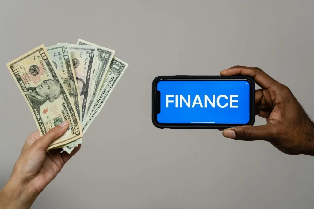 Mot finance affiché sur écran lumineux, reflet des financements distincts Business Angel et Venture Capital.