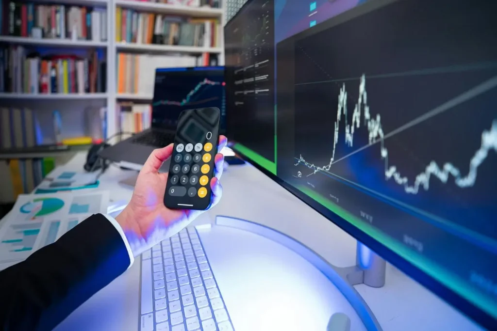 Écran courbe affichant graphiques financiers reflétant la préparation et l’analyse nécessaires pour une stratégie Go-To-Market.