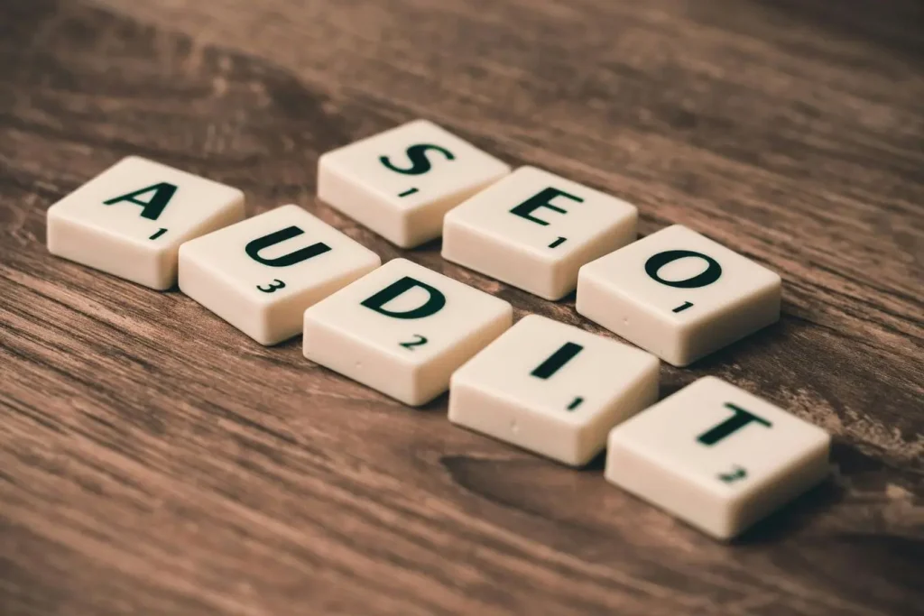 Lettres de Scrabble formant SEO Audit sur bois, illustrant l’importance d’analyser son site pour améliorer son taux de rebond et optimiser l’expérience utilisateur.
