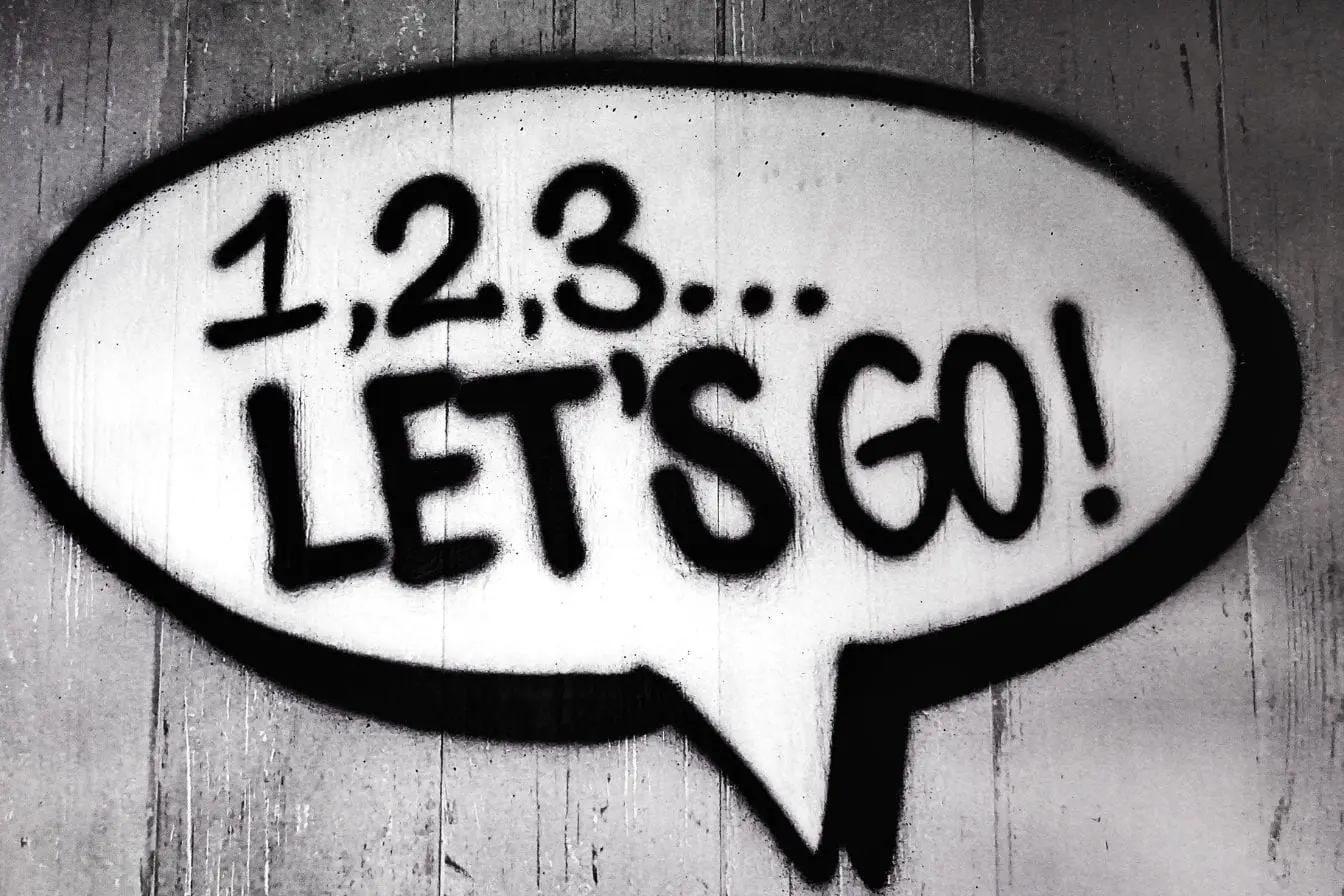 Graffiti avec bulle de texte reflétant l’énergie et la dynamique d’une stratégie Go-To-Market.