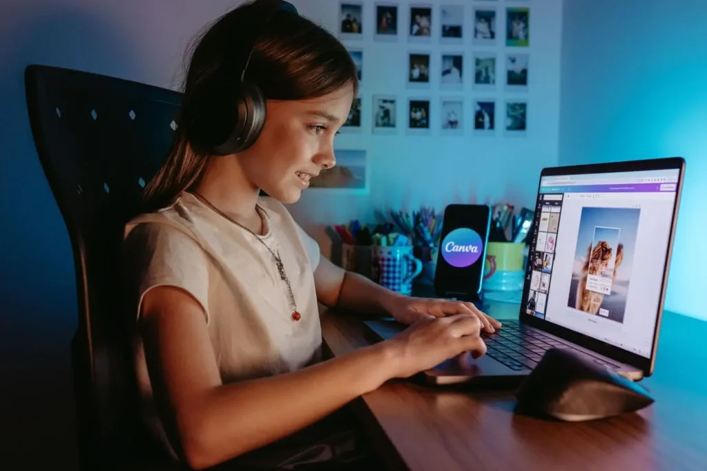 Personne assise avec casque audio, travaillant sur Canva, image qui illustre la réflexion stratégique du Value Proposition Canvas.