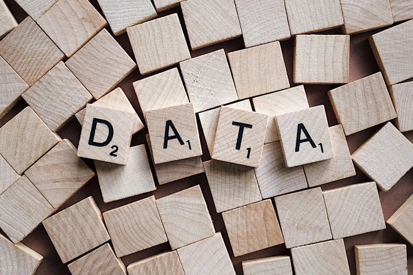 Lettres en bois formant DATA au centre, image qui illustre la réflexion sur les différences entre Data Lake et Data Warehouse.