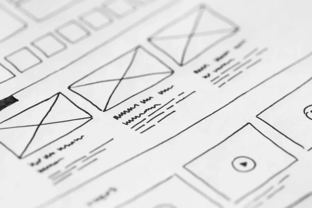 Schéma dessiné avec zones de texte et images, symbole de la différence entre wireframe et maquette.