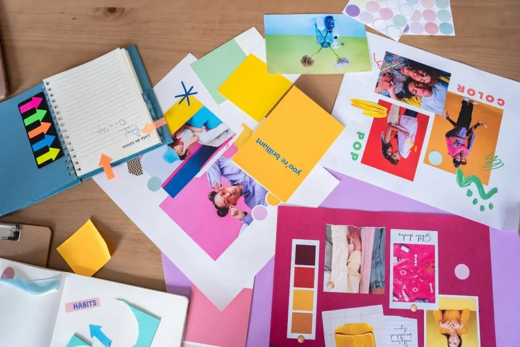 Stratégie persona marketing représentée par une table de travail avec carnets, couleurs et images pour cibler les audiences.