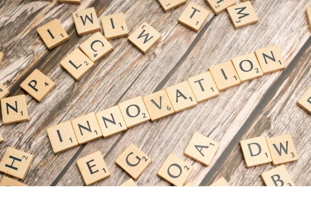 Lettres de Scrabble formant le mot innovation au centre, image qui illustre la créativité et la recherche de nouveaux espaces de marché du Blue Ocean Strategy.