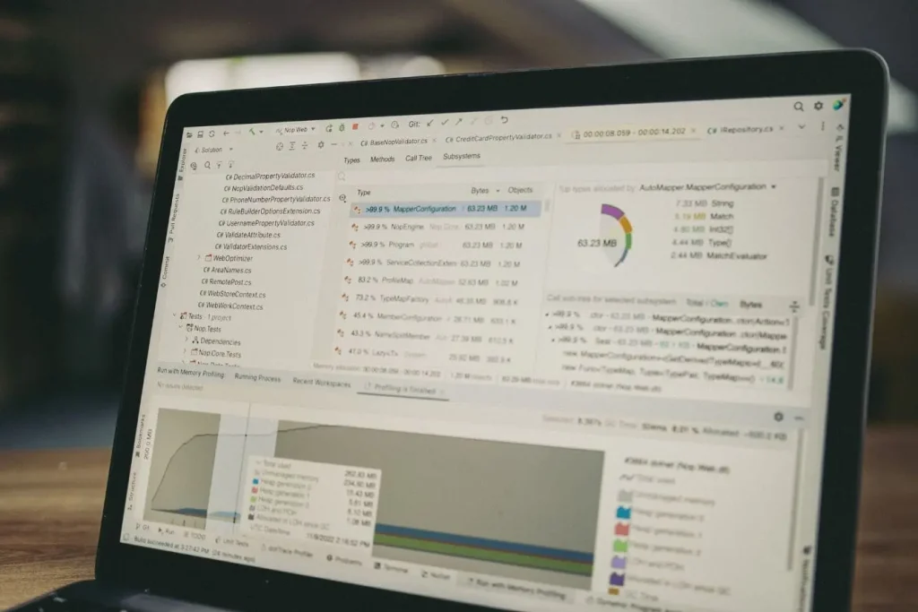 Fichiers C# visibles dans IDE, symbole de la logique backend d’un Headless CMS.