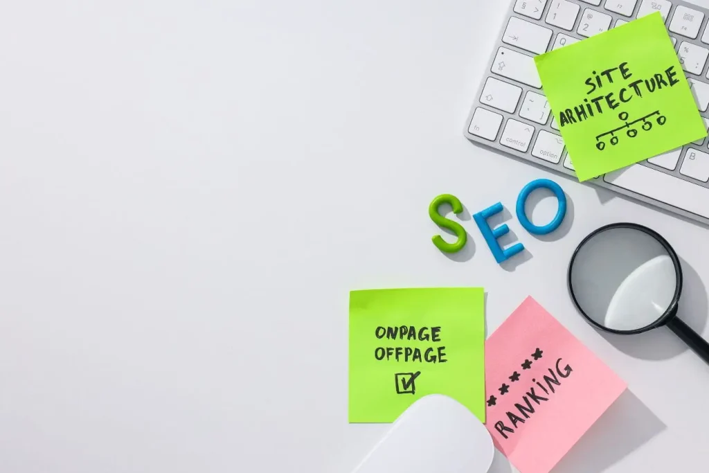 Lettres plastiques SEO posées sur bureau, illustration typique d’une analyse de mots-clés.