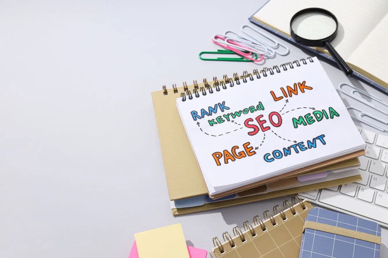 backlink Schéma SEO centré sur liens et contenu, illustration typique des effets des backlinks toxiques.
