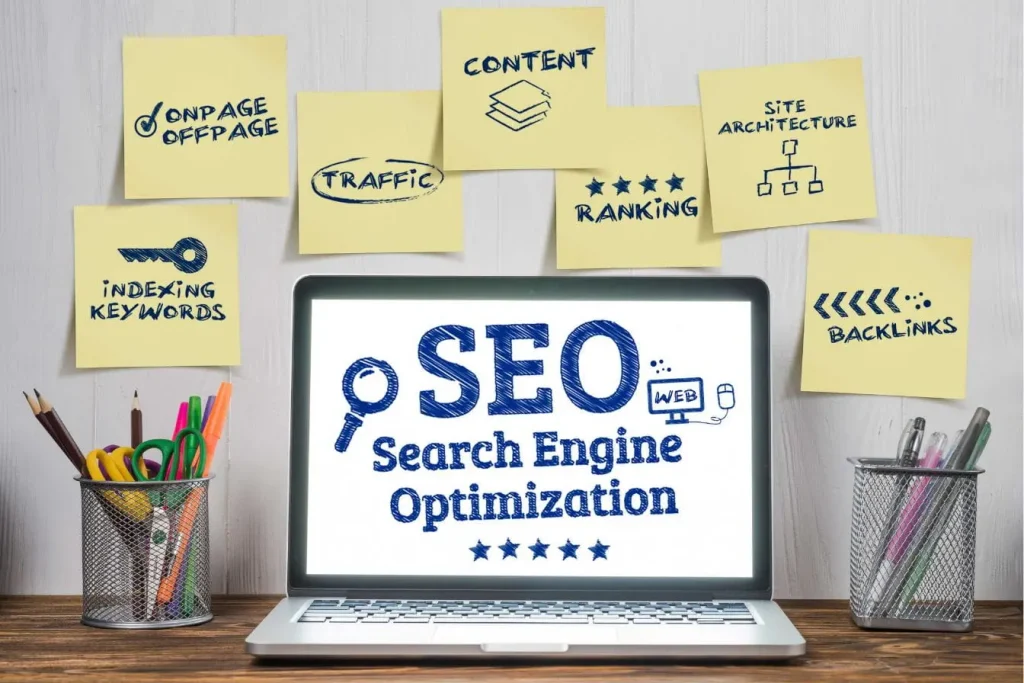 Bureau avec ordinateur et notes SEO, illustration des Core Web Vitals pour améliorer la performance web.