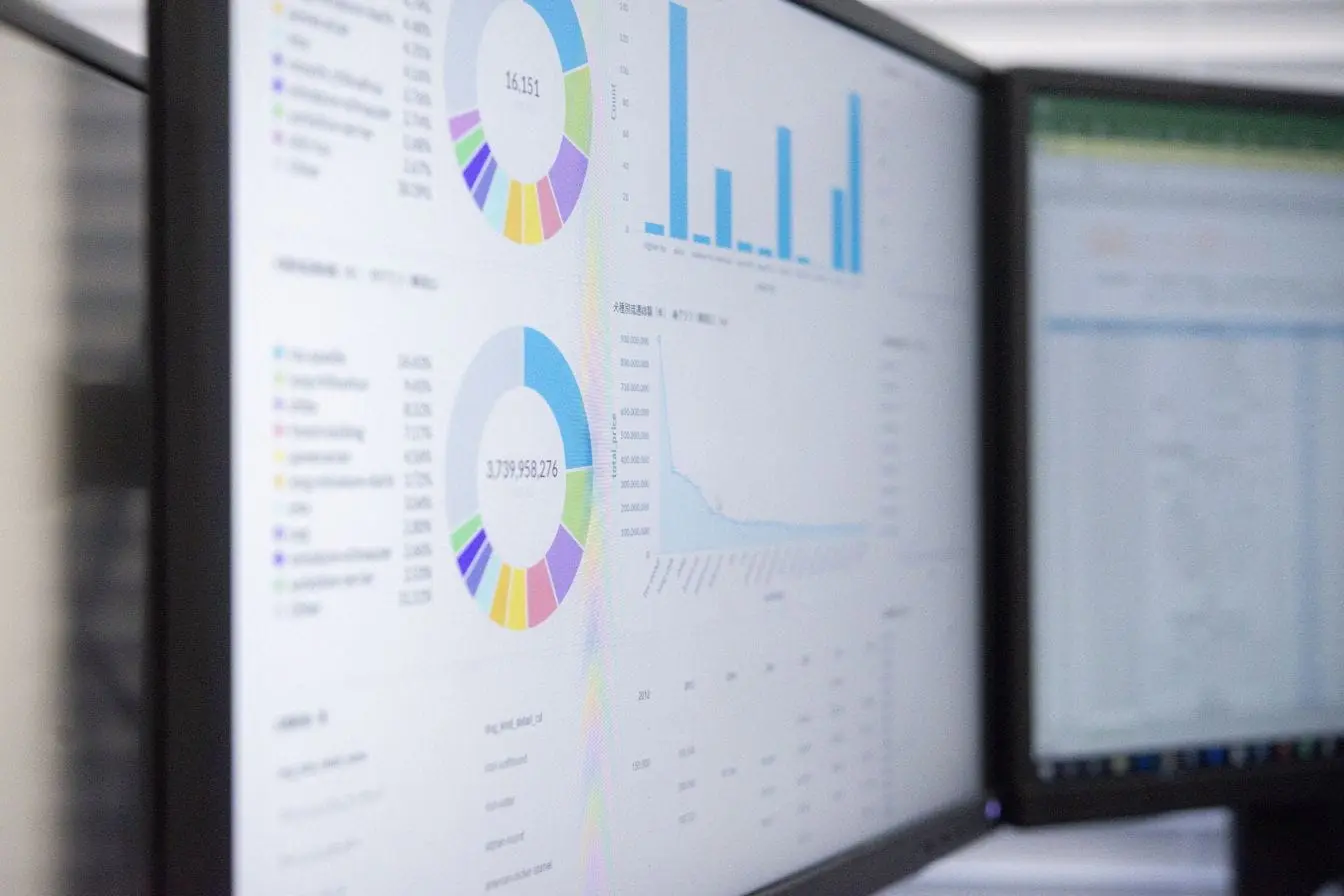 processus ETL Deux écrans affichent graphiques et tableaux de données, image qui illustre le processus ETL avec extraction, transformation et chargement des informations.