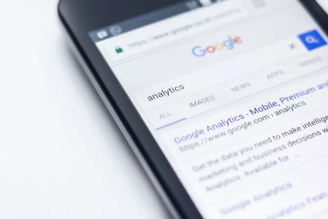recherche Google sur analytics Écran de smartphone affichant une recherche Google sur analytics, image qui illustre le principe du featured snippet Google.