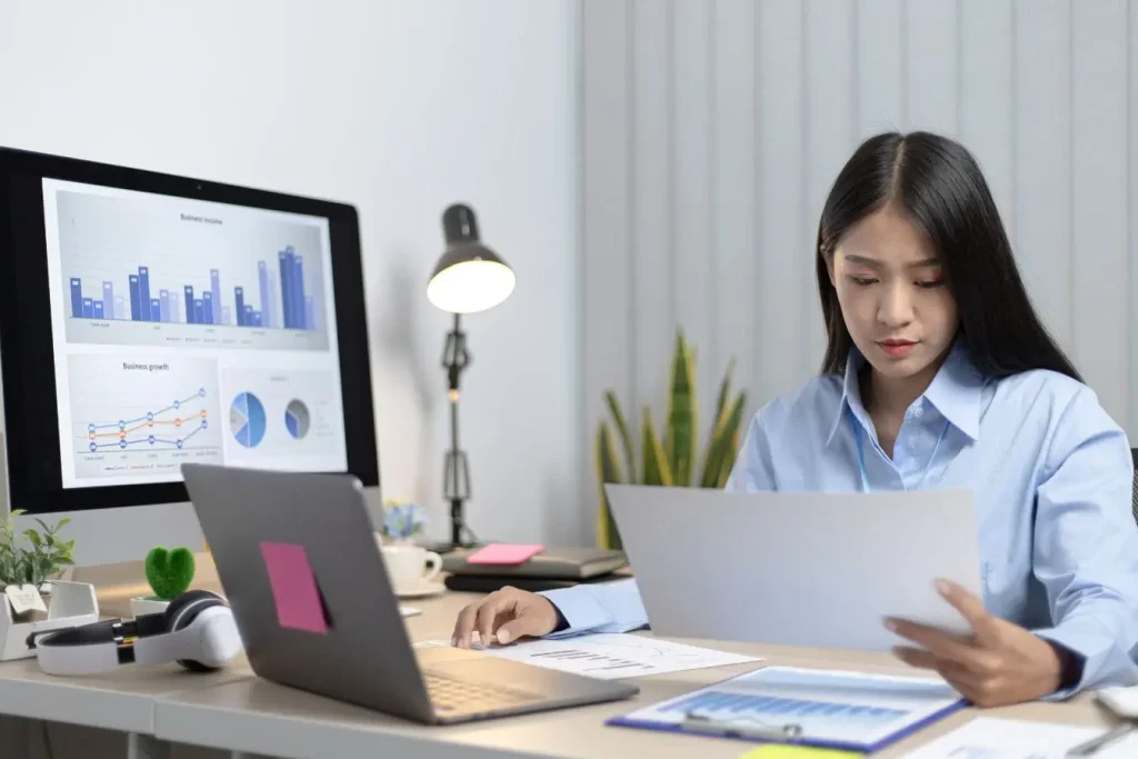 Workspace lumineux avec graphiques colorés visibles, image qui traduit la logique de l’Account Based Marketing.