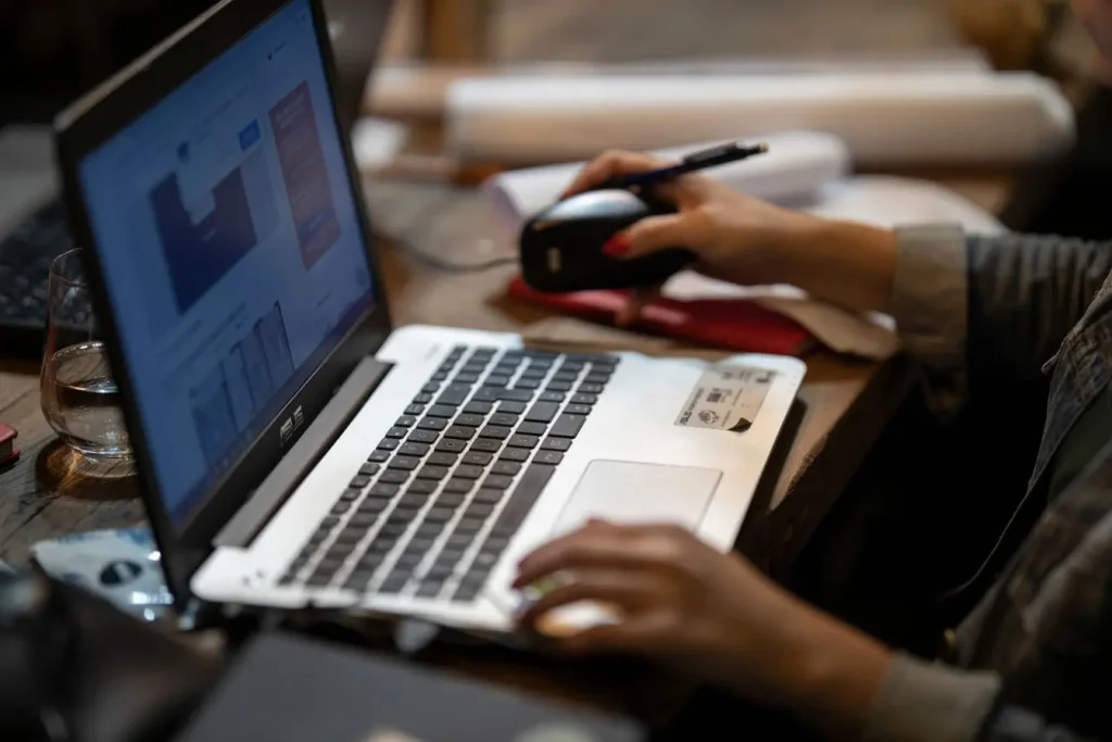 Bureau avec ordinateur et verre d’eau, illustration de l’intégration de la computer vision dans le quotidien.