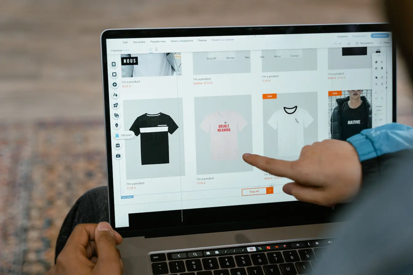 Interface e-commerce Interface e-commerce avec t-shirts colorés, image qui évoque créer une stratégie omnicanale et renforcer la cohérence digitale.