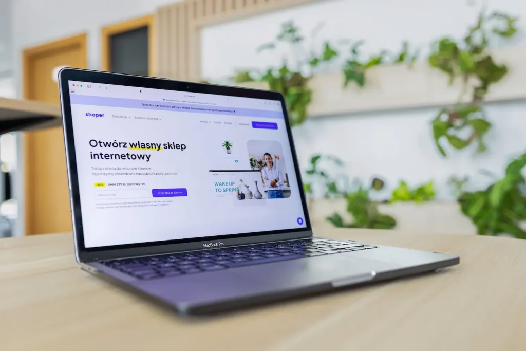 Bureau moderne avec MacBook et plantes, reflet du rôle d’un CDN sur un site web et de la rapidité de navigation.