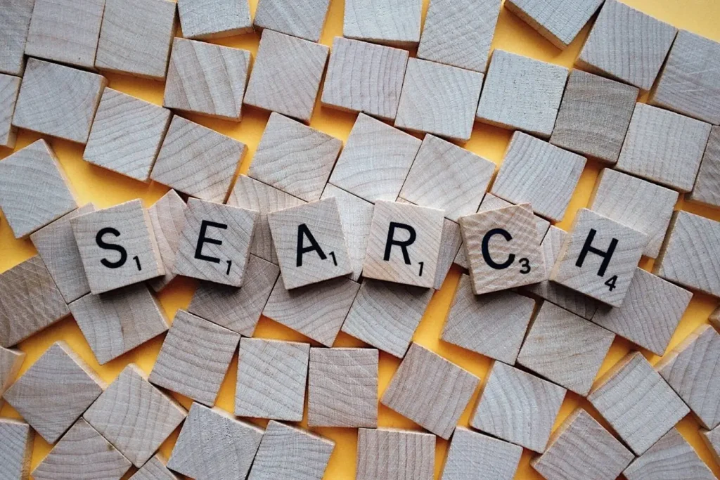Gros plan sur lettres de Scrabble alignées, illustration typique des pratiques pour rédiger une meta description efficace.