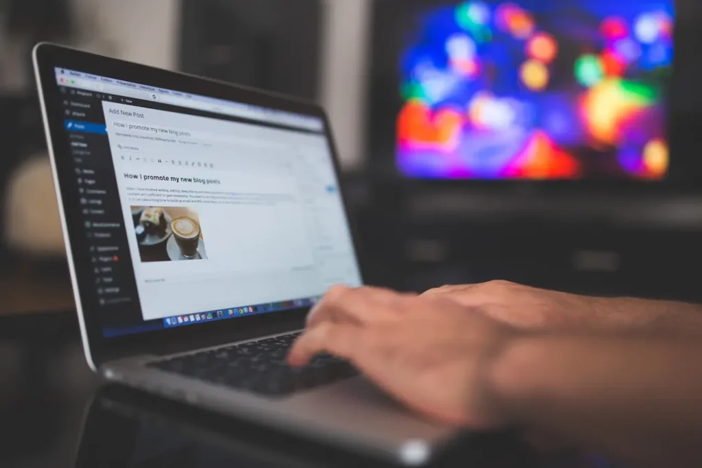 Personne tapant sur clavier avec écran WordPress ouvert, image qui illustre la nécessité de sécuriser un site WordPress contre le piratage.