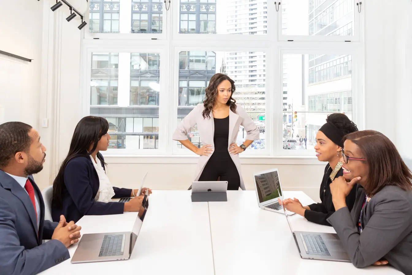 marketing B2B2C Réunion professionnelle avec cinq personnes autour d’une table, symbole des stratégies pour comprendre la différence entre marketing B2B2C et B2B classique.
