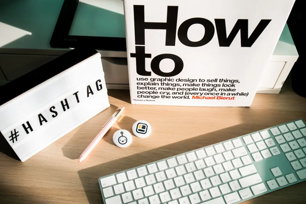 Workspace minimaliste avec accessoires graphiques, illustration de l’attribution last click en marketing digital.