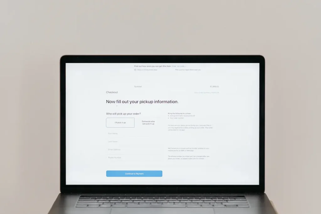 Gros plan sur écran montrant formulaire de checkout, reflet des pratiques pour se protéger du phishing.