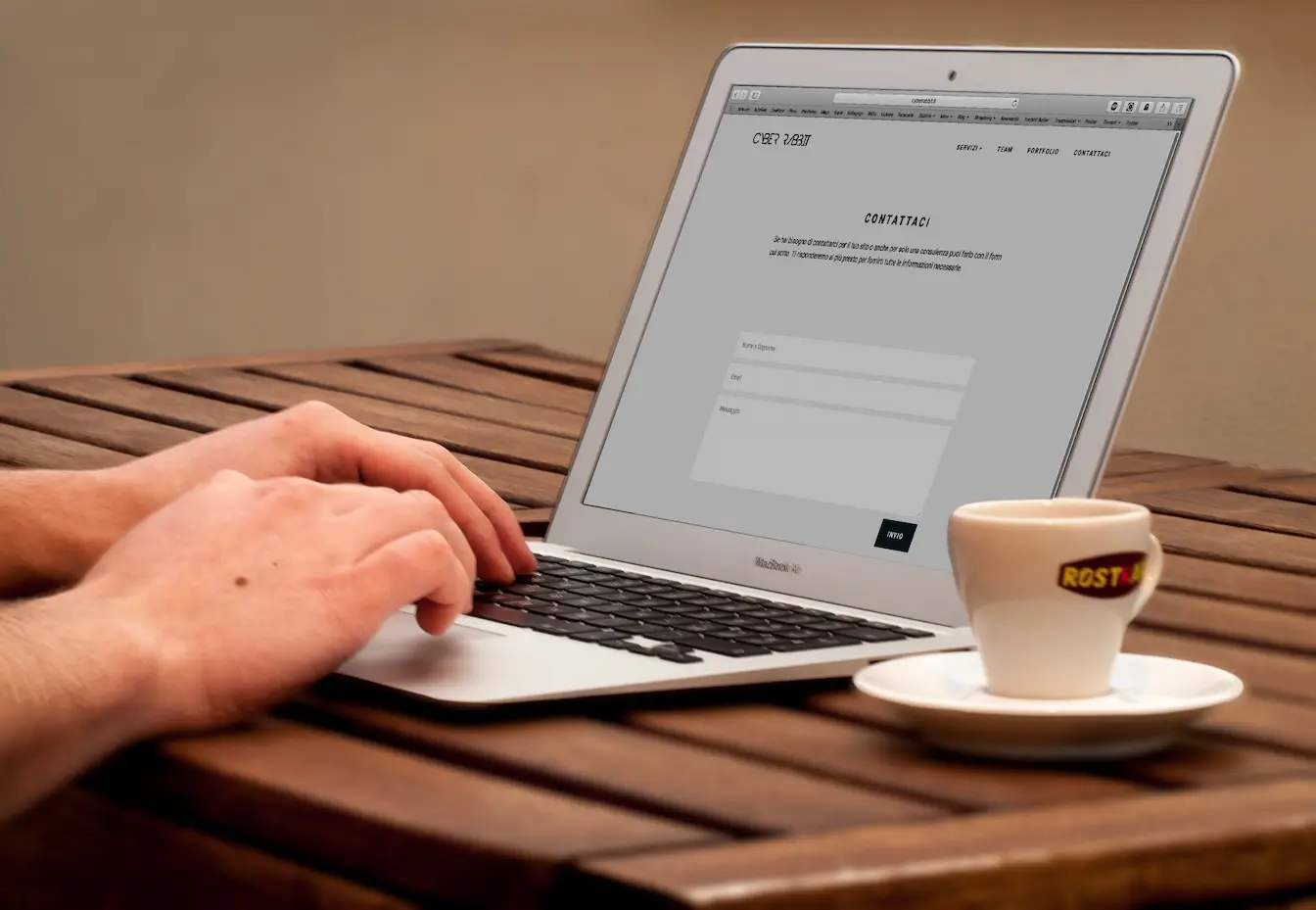 site web Personne tapant sur laptop avec formulaire affiché, image qui illustre le rôle d’un CDN sur un site web et l’optimisation de la vitesse de chargement.