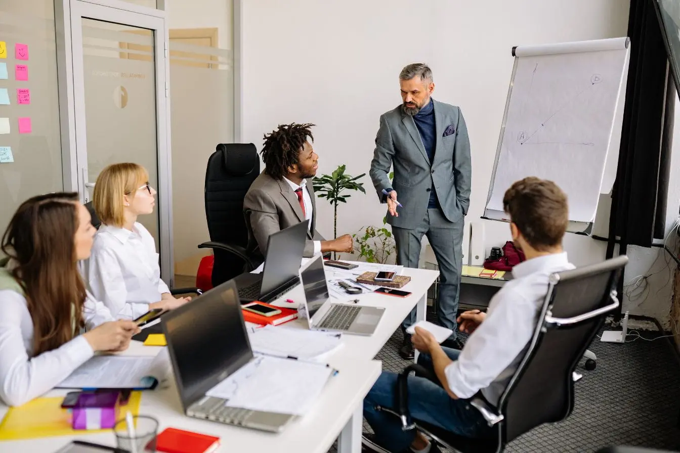 Réunion professionnelle Réunion professionnelle avec cinq personnes autour d’une table, symbole des discussions sur la différence entre EURL et SASU.
