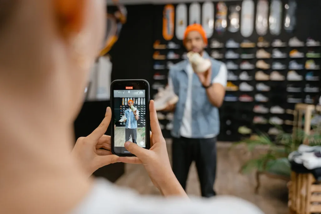 Gros plan sur smartphone capturant présentation de basket, image claire illustrant une vidéo interactive.
